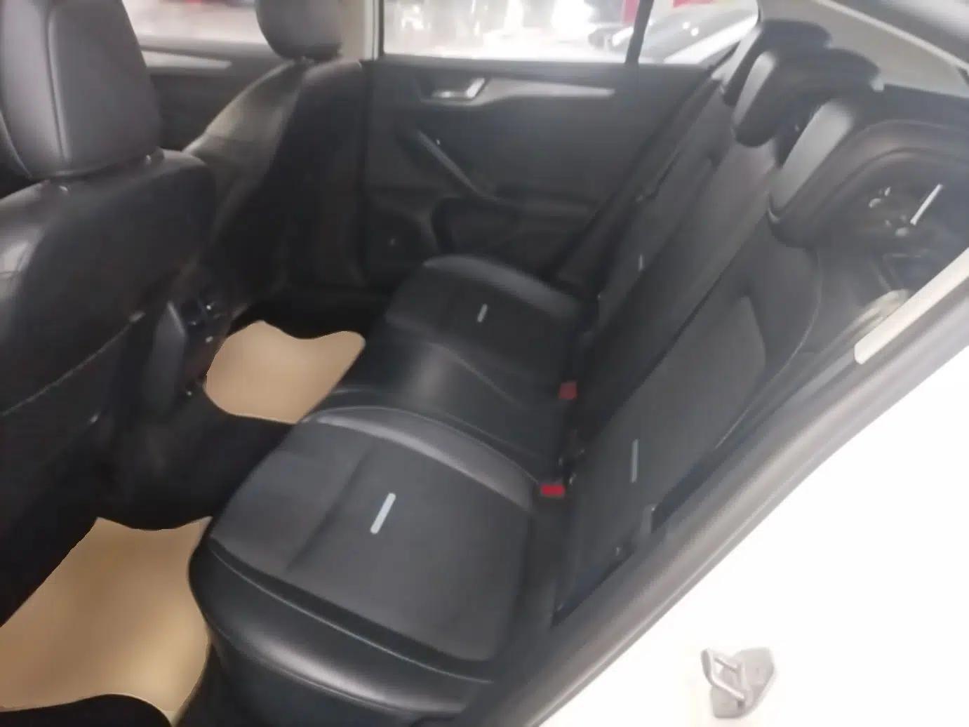 Ford Focus Active 2021 EcoBoost 180 Automatic Trendy Model — миниатюра 25