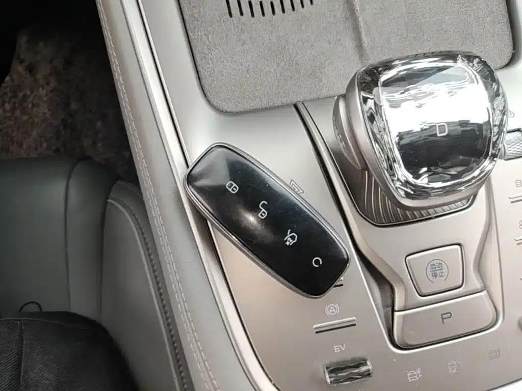 Denza N8 2023 All-Wheel Drive Super Hybrid Flagship Seven-Seat Edition — миниатюра 9
