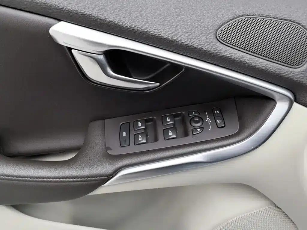 2014 Volvo V40 2.0T Smart Edition — миниатюра 9
