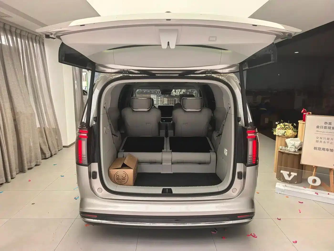 Volvo EM90 2025 Ultra 6-seater — миниатюра 19
