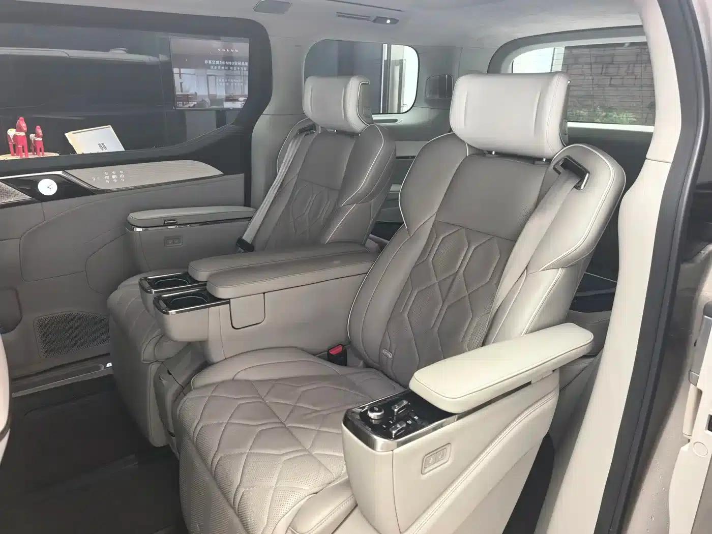 Volvo EM90 2025 Ultra 6-seater — миниатюра 7
