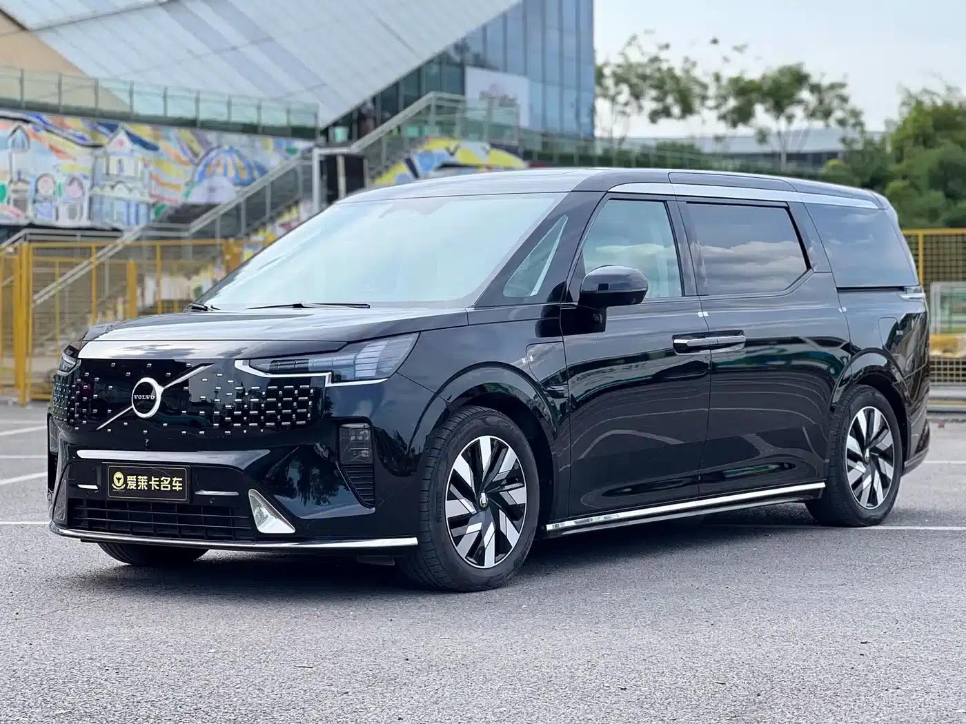 Volvo EM90 2025 Ultra 6-seater — миниатюра 1