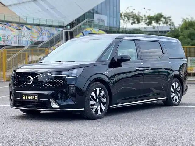 Volvo EM90 2025 Ultra 6-seater
