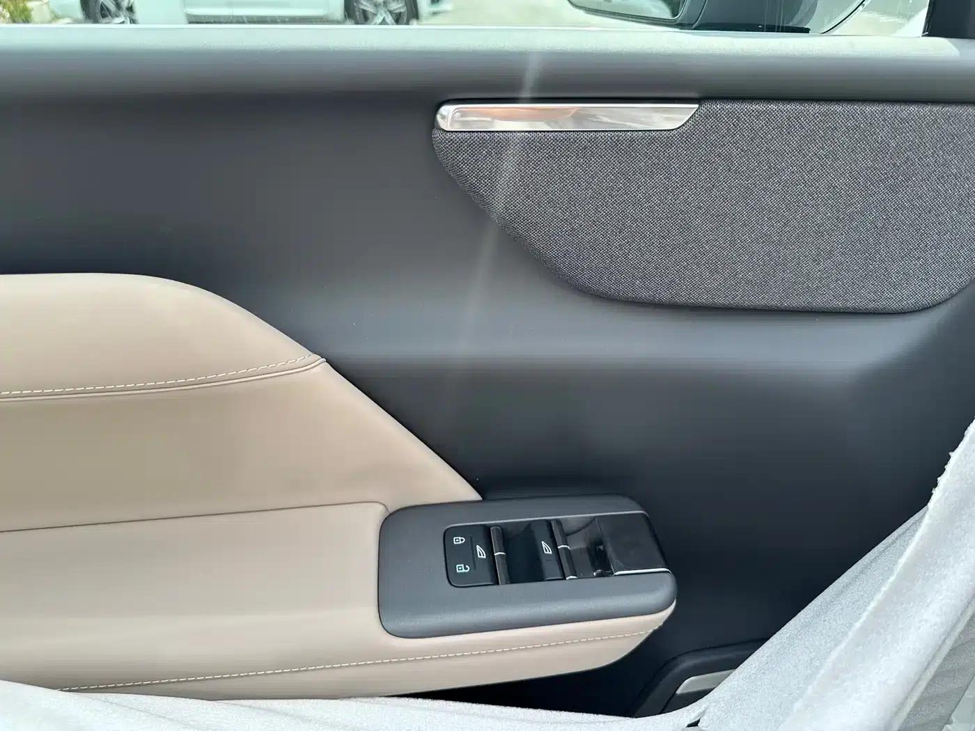 2026 Volvo XC70 Plug-in Hybrid (Two-Wheel Drive, Long Range, Core) — миниатюра 15