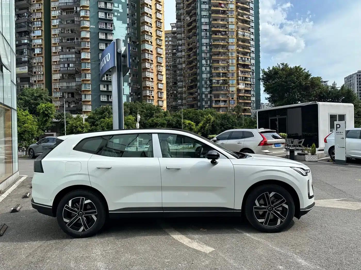 2026 Volvo XC70 Plug-in Hybrid (Two-Wheel Drive, Long Range, Core) — миниатюра 4