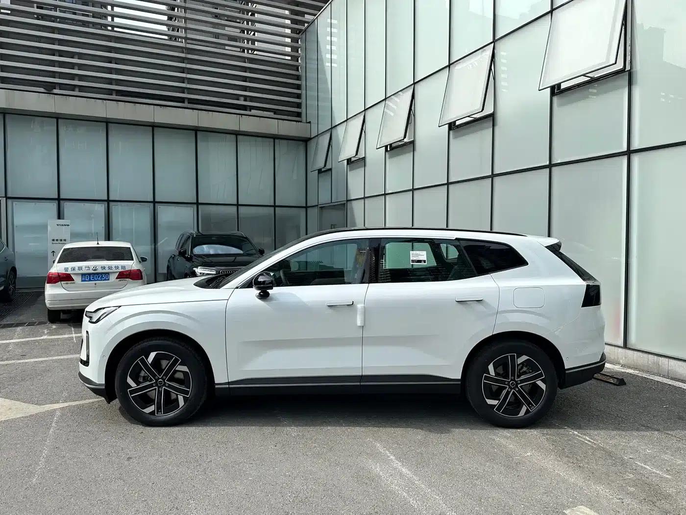 2026 Volvo XC70 Plug-in Hybrid (Two-Wheel Drive, Long Range, Core) — миниатюра 5