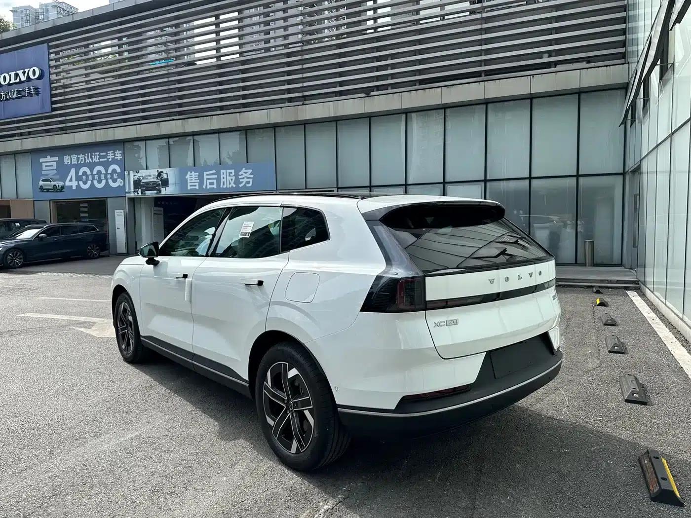 2026 Volvo XC70 Plug-in Hybrid (Two-Wheel Drive, Long Range, Core) — миниатюра 6
