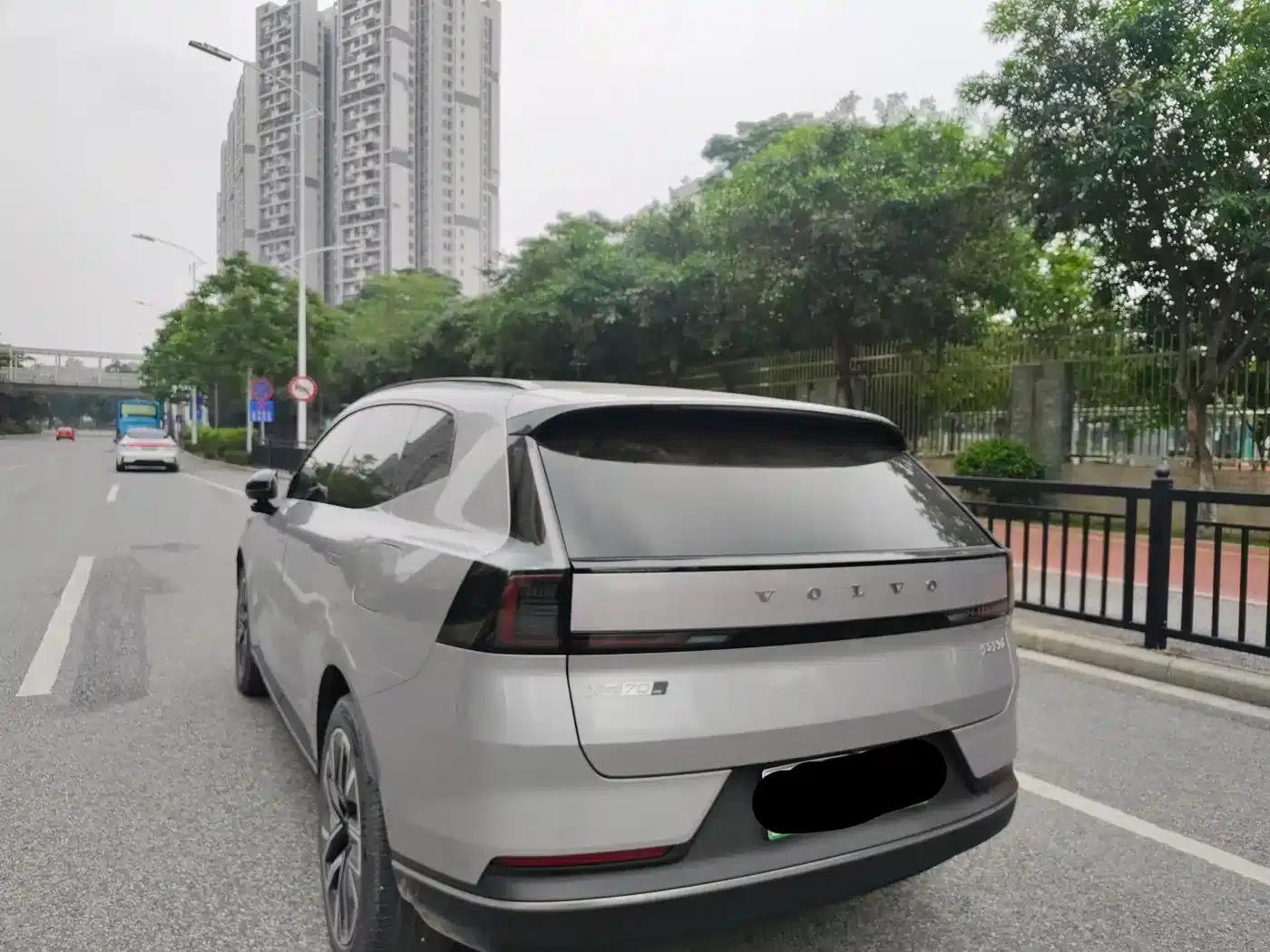 2026 Volvo XC70 Plug-in Hybrid, All-Wheel Drive, Extended Range Plus — миниатюра 2