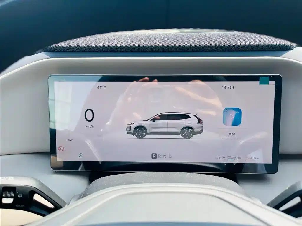 2026 Volvo XC70 Plug-in Hybrid, All-Wheel Drive, Long Range Core — миниатюра 16