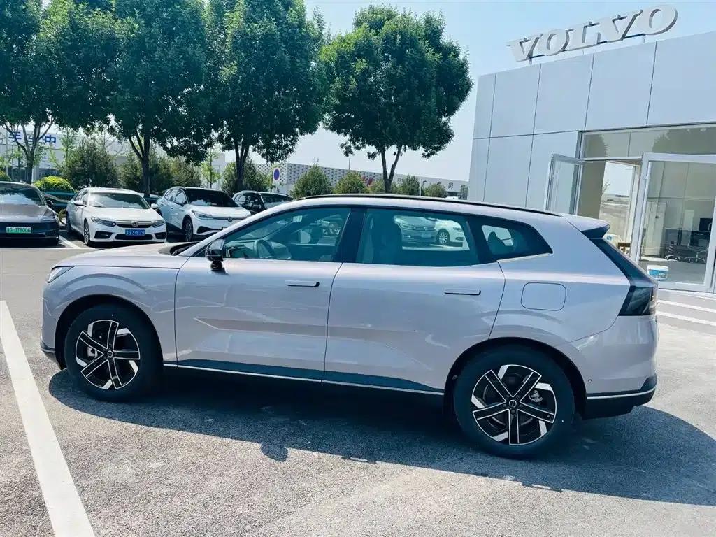 2026 Volvo XC70 Plug-in Hybrid, All-Wheel Drive, Long Range Core — миниатюра 3
