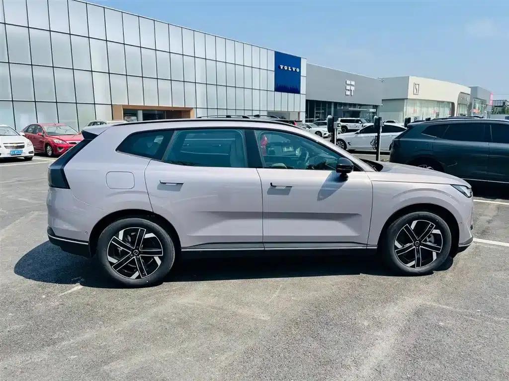 2026 Volvo XC70 Plug-in Hybrid, All-Wheel Drive, Long Range Core — миниатюра 4
