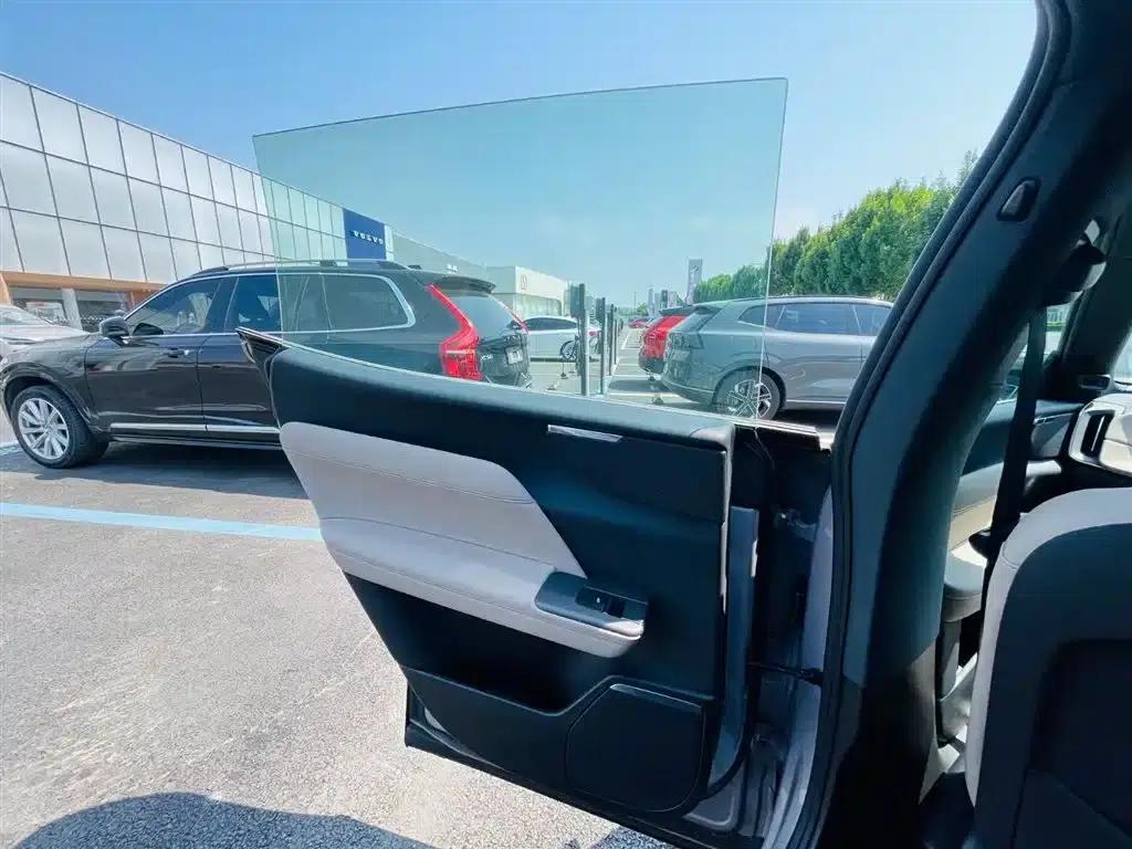2026 Volvo XC70 Plug-in Hybrid, All-Wheel Drive, Long Range Core — миниатюра 9