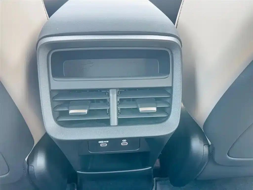 2026 Volvo XC70 Plug-in Hybrid, All-Wheel Drive, Long Range Core — миниатюра 10