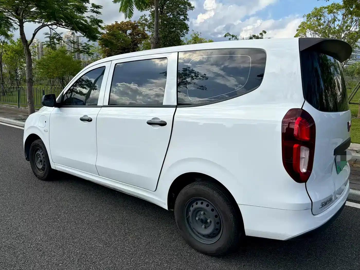 Wuling Hongguang New Energy 2024 Pure Electric Version 300KM Standard Edition — миниатюра 4