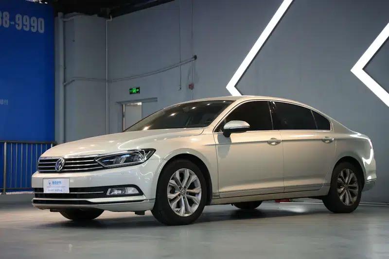 2017 Volkswagen Passat 330TSI DSG Luxury — миниатюра 1