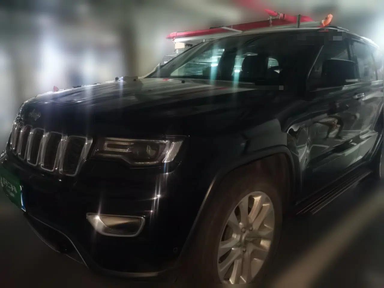 Jeep Grand Cherokee 2016 3.0L Comfort Navigation Edition — миниатюра 1