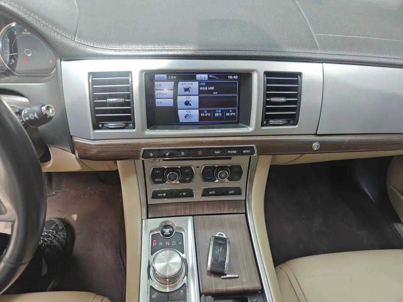Jaguar XF 2012 XF 3.0L V6 London Limited Edition — миниатюра 13
