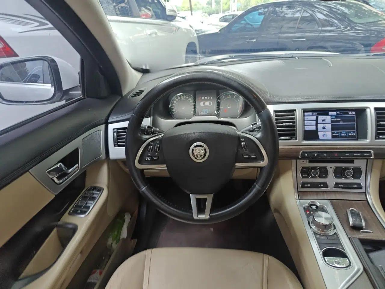 Jaguar XF 2012 XF 3.0L V6 London Limited Edition — миниатюра 10