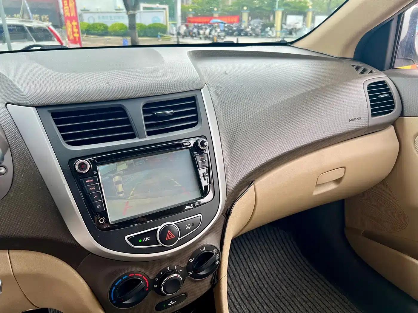 2010 Hyundai Reina Sedan 1.4L Automatic Comfort GS — миниатюра 11