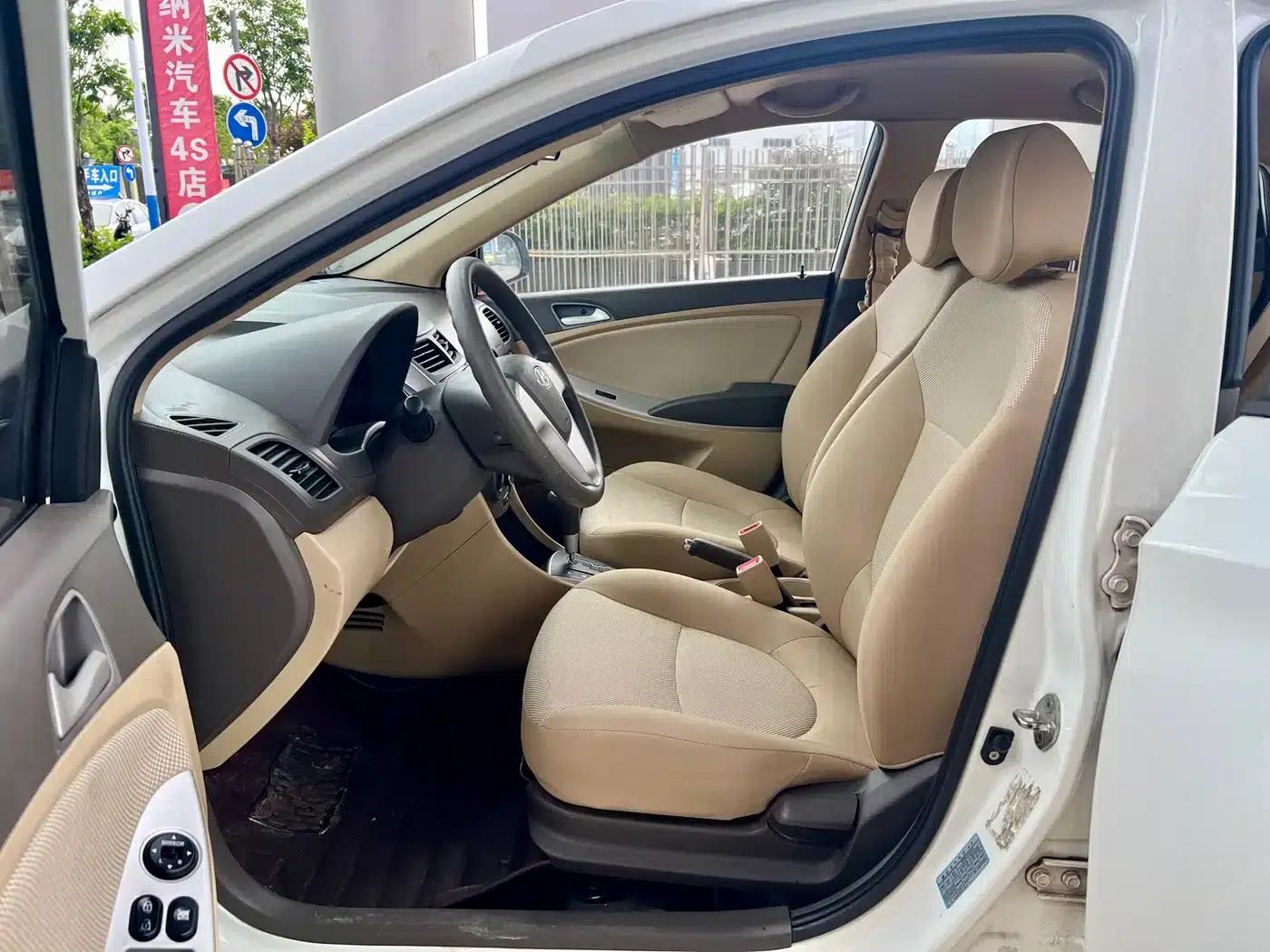2010 Hyundai Reina Sedan 1.4L Automatic Comfort GS — миниатюра 12
