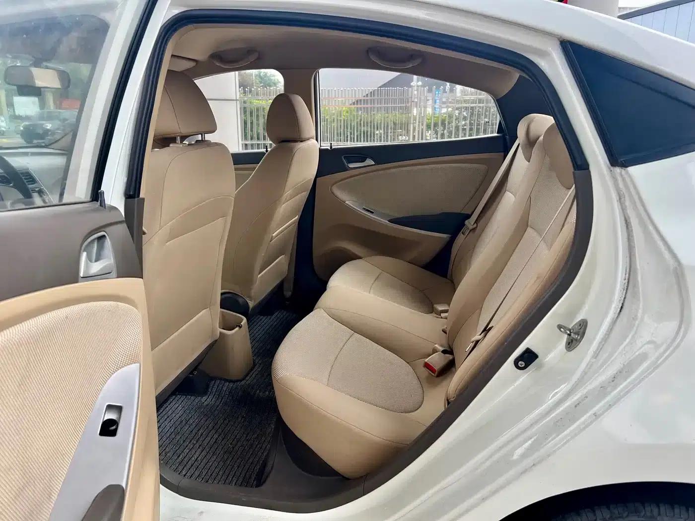 2010 Hyundai Reina Sedan 1.4L Automatic Comfort GS — миниатюра 13
