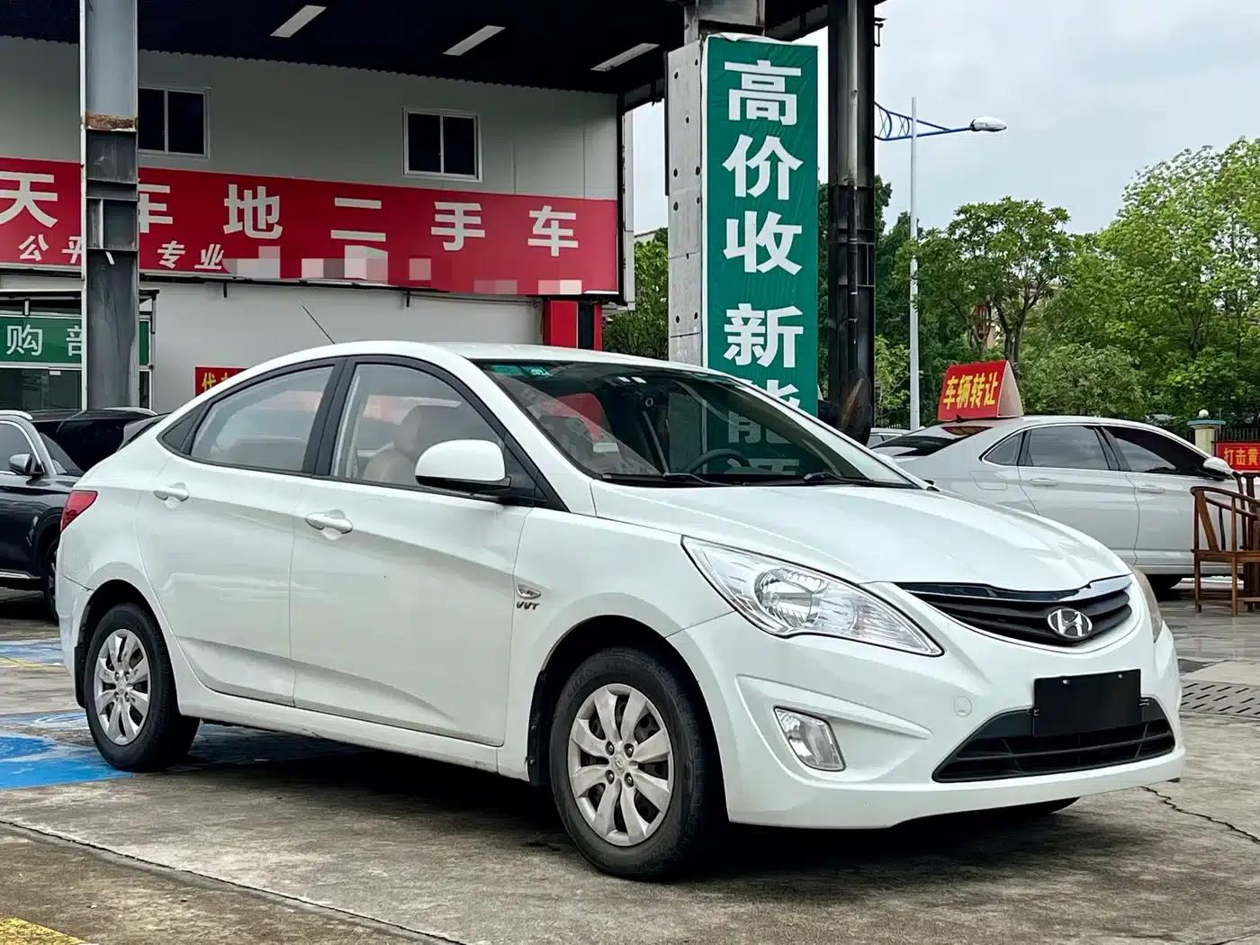 2010 Hyundai Reina Sedan 1.4L Automatic Comfort GS — миниатюра 3