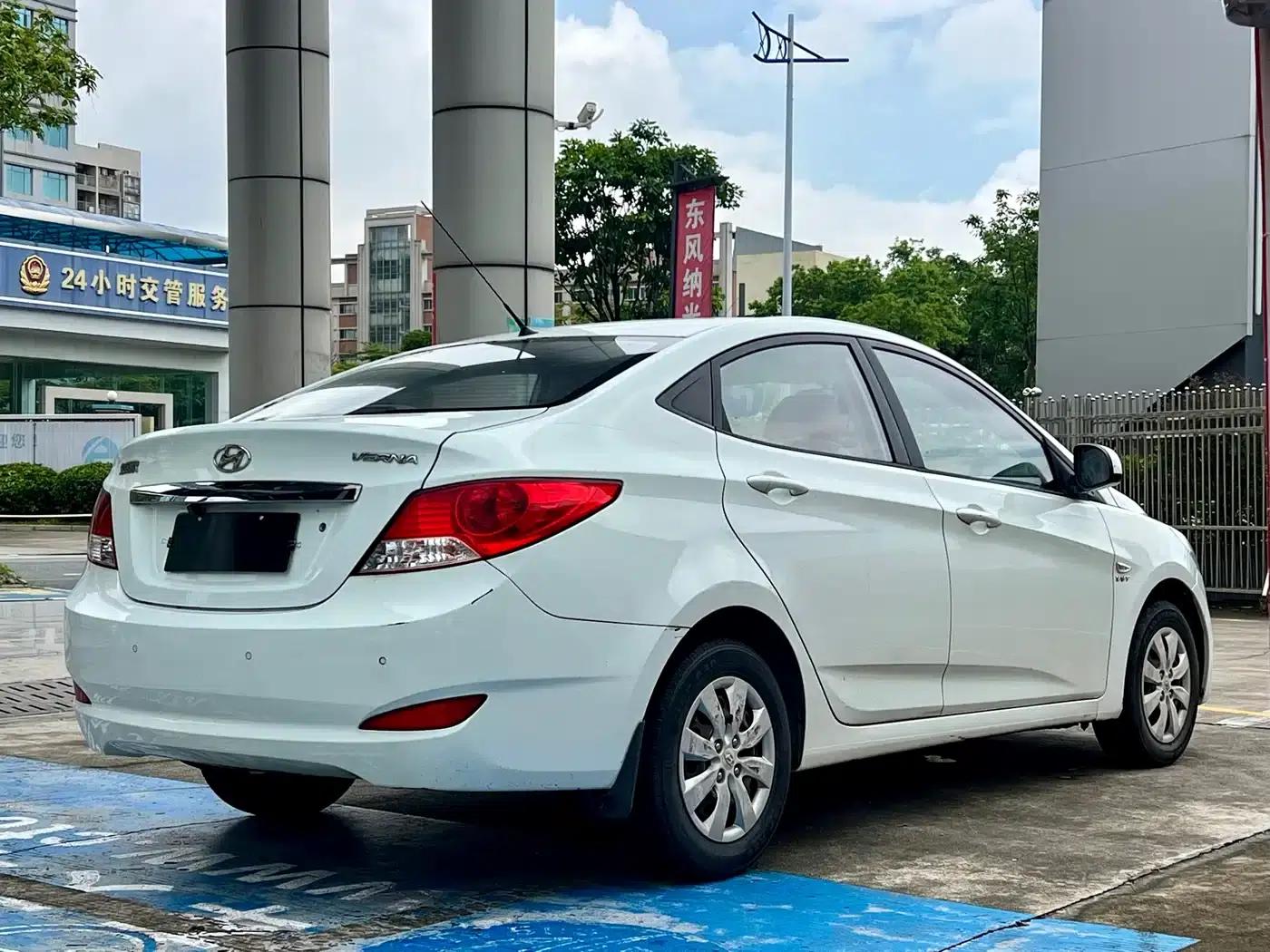 2010 Hyundai Reina Sedan 1.4L Automatic Comfort GS — миниатюра 5