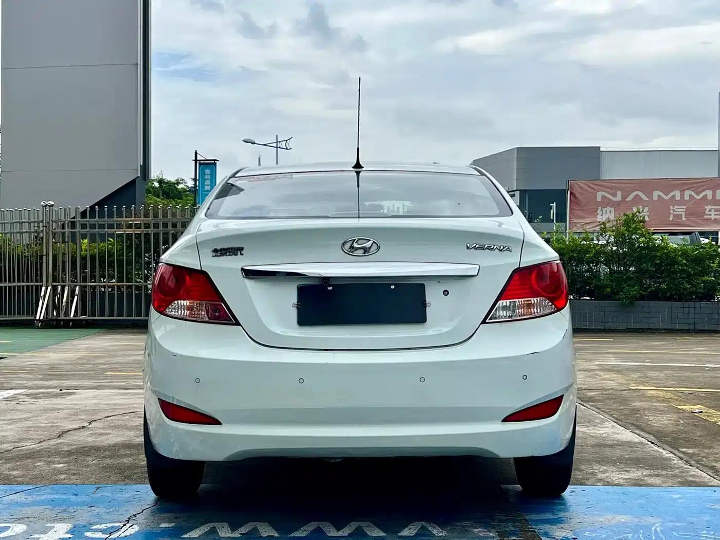2010 Hyundai Reina Sedan 1.4L Automatic Comfort GS — миниатюра 6