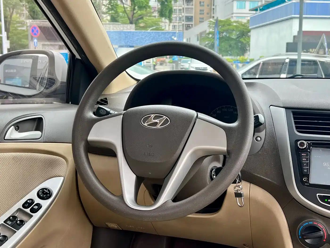 2010 Hyundai Reina Sedan 1.4L Automatic Comfort GS — миниатюра 7