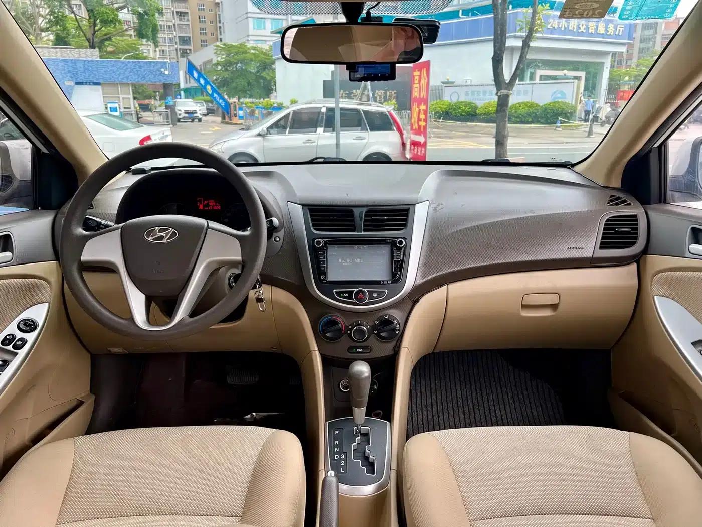 2010 Hyundai Reina Sedan 1.4L Automatic Comfort GS — миниатюра 8
