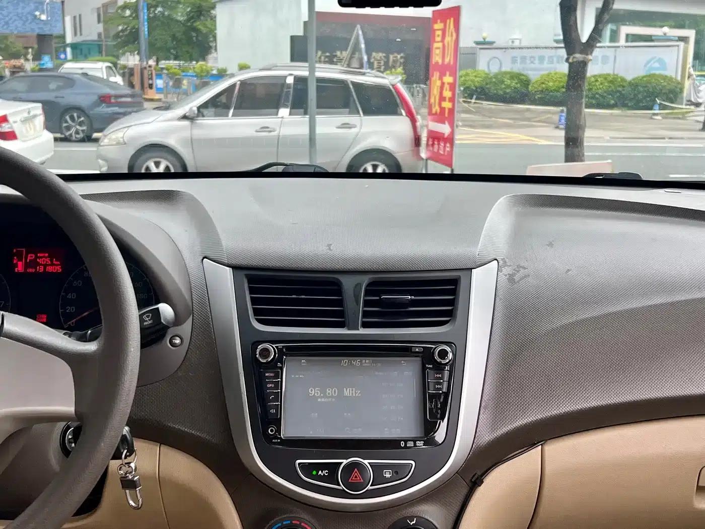 2010 Hyundai Reina Sedan 1.4L Automatic Comfort GS — миниатюра 9