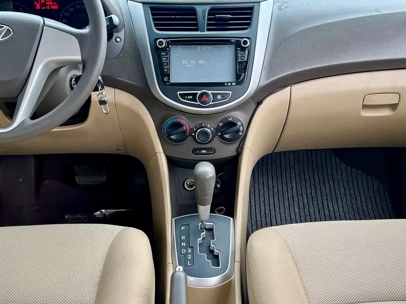 2010 Hyundai Reina Sedan 1.4L Automatic Comfort GS — миниатюра 10