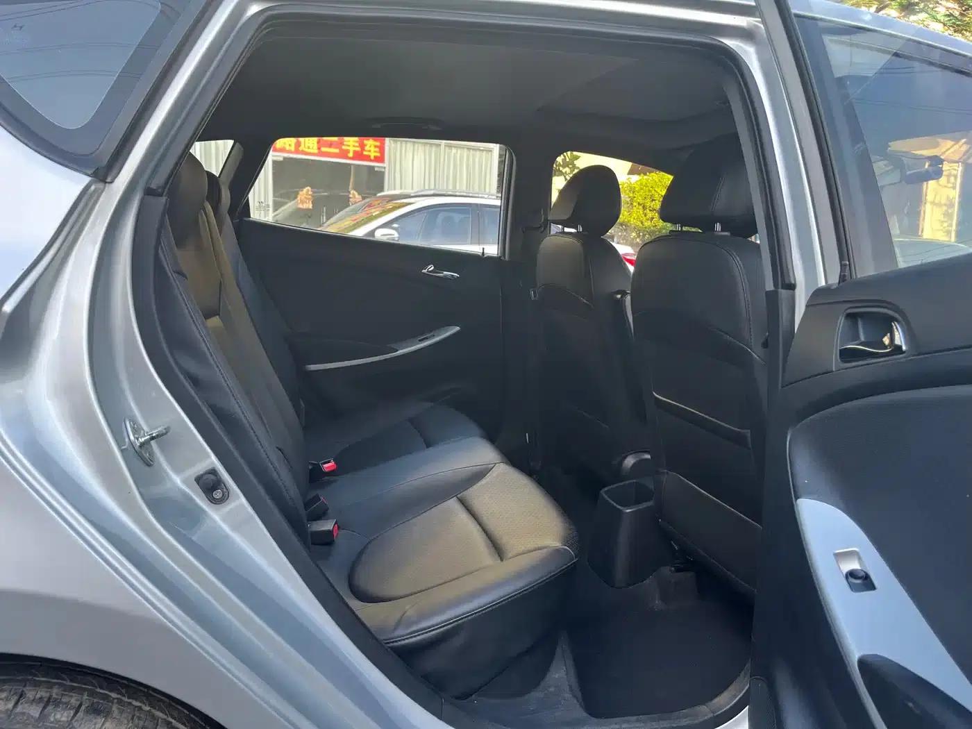 2011 Hatchback Reina 1.6L Automatic GLS Premium — миниатюра 13