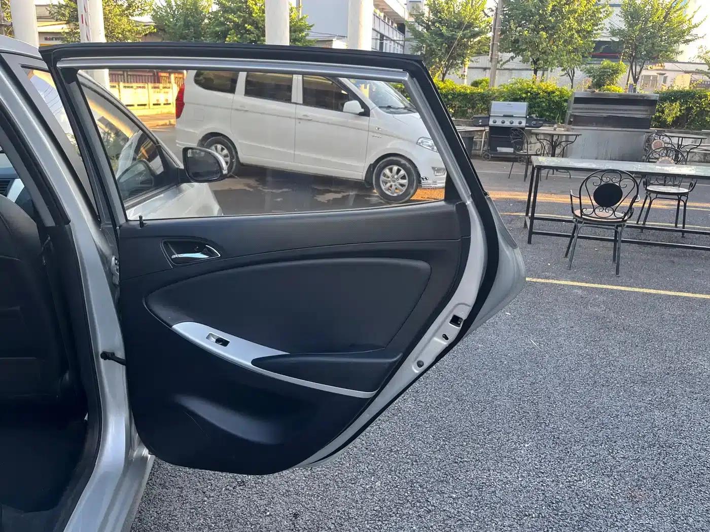 2011 Hatchback Reina 1.6L Automatic GLS Premium — миниатюра 14