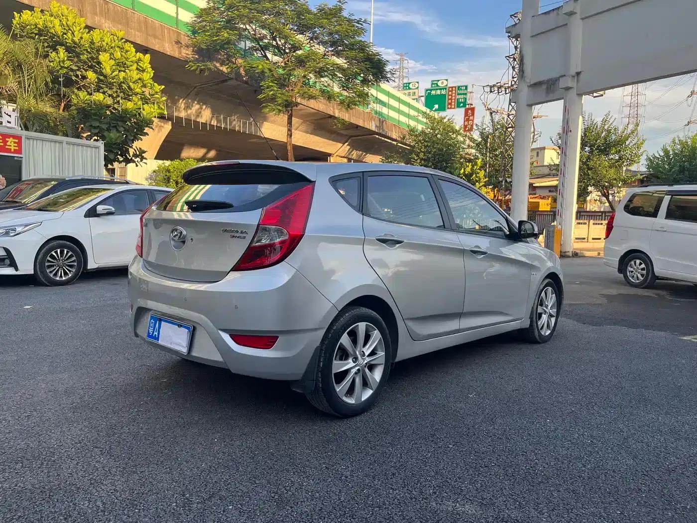 2011 Hatchback Reina 1.6L Automatic GLS Premium — миниатюра 5