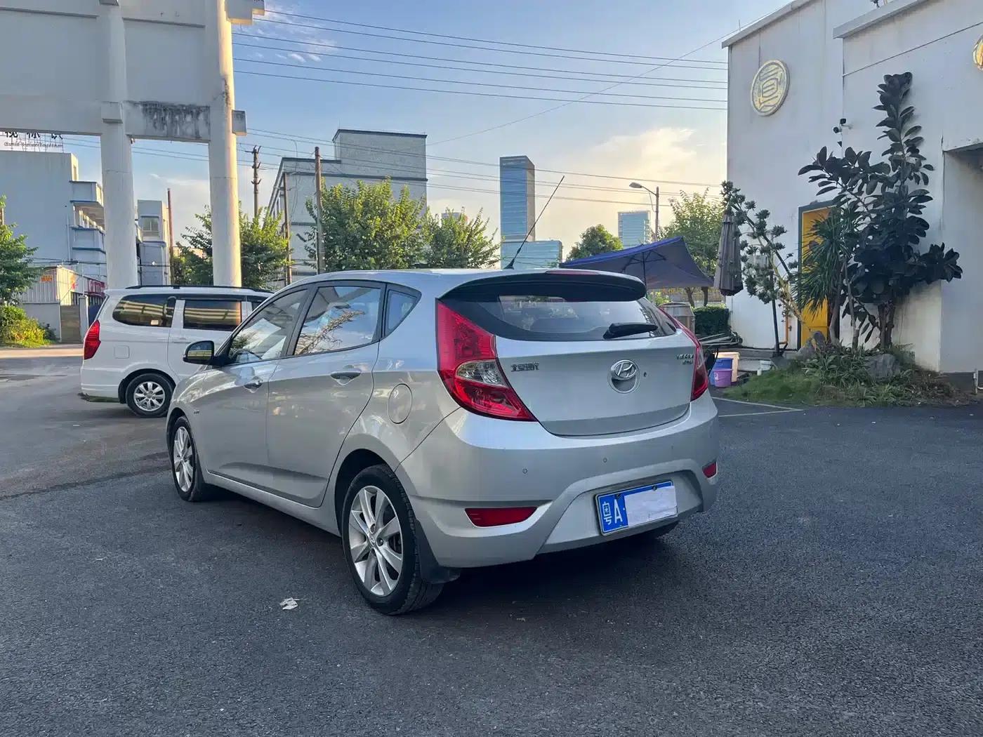 2011 Hatchback Reina 1.6L Automatic GLS Premium — миниатюра 6