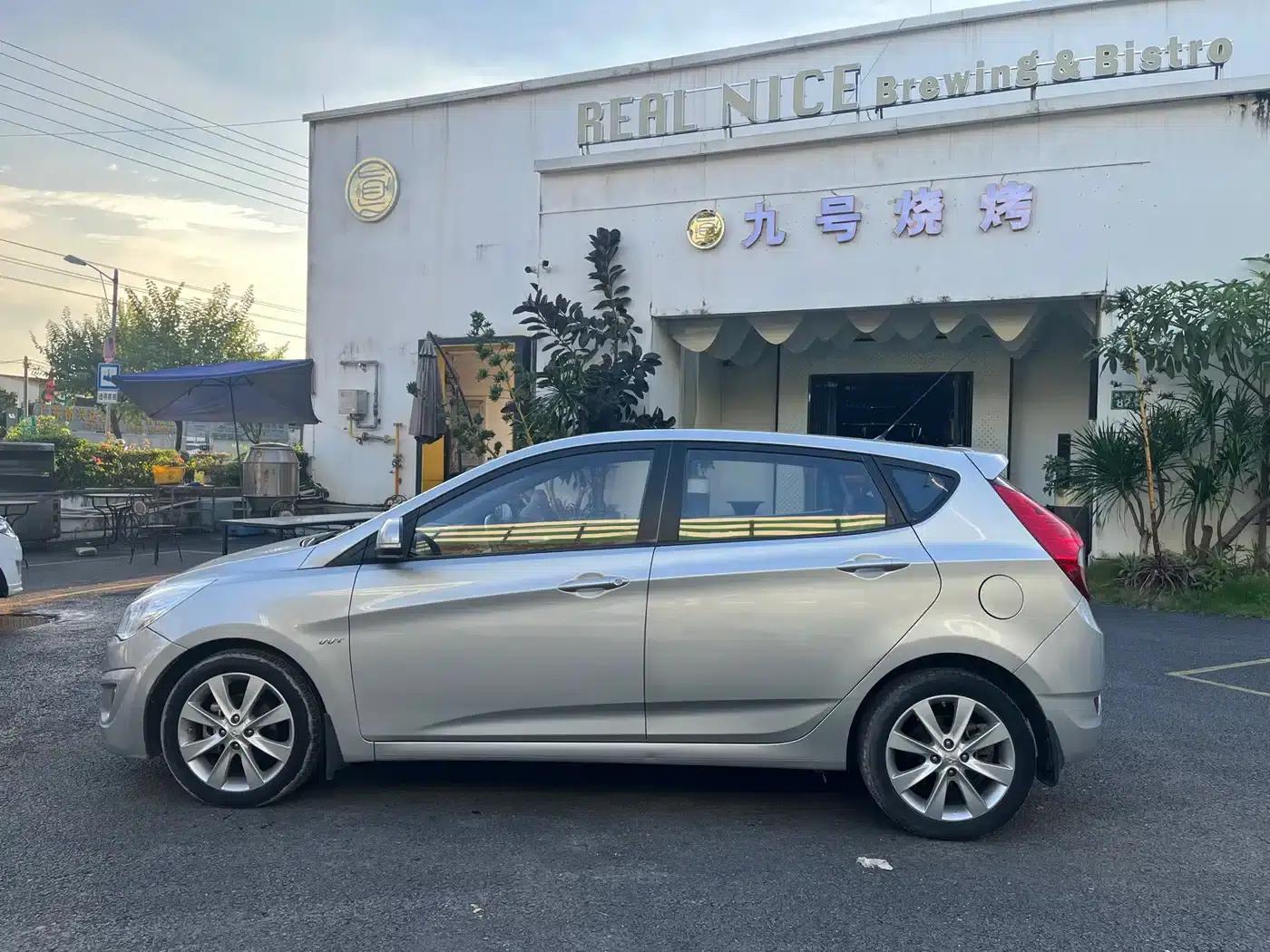 2011 Hatchback Reina 1.6L Automatic GLS Premium — миниатюра 7