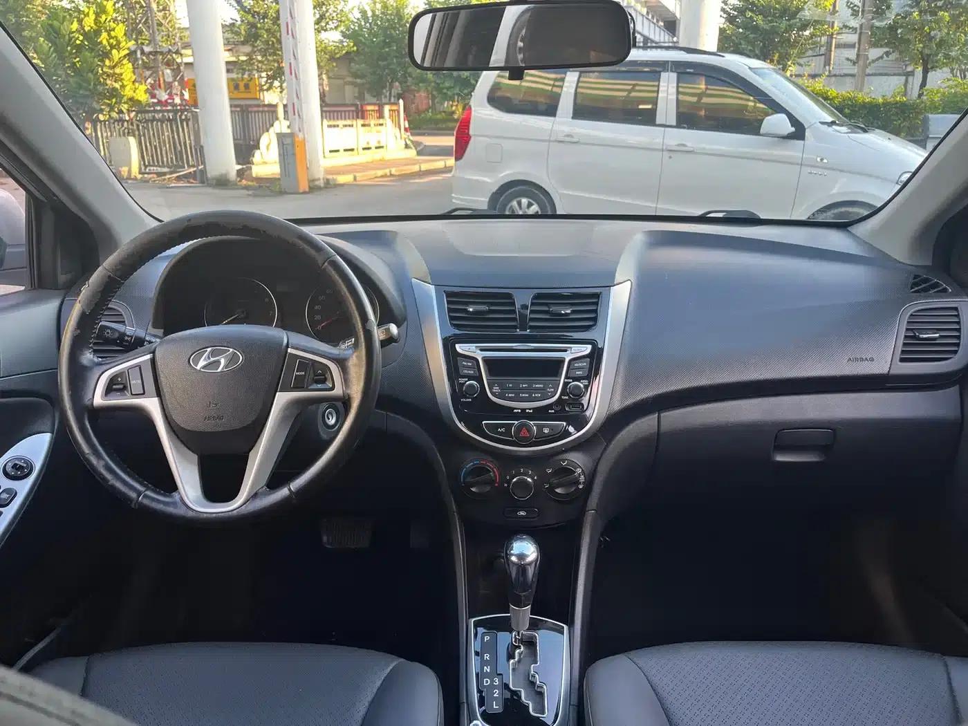 2011 Hatchback Reina 1.6L Automatic GLS Premium — миниатюра 10