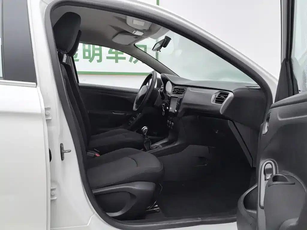 2015 Citroën Elysee Premium Edition 1.6L Manual Fashion Model — миниатюра 23