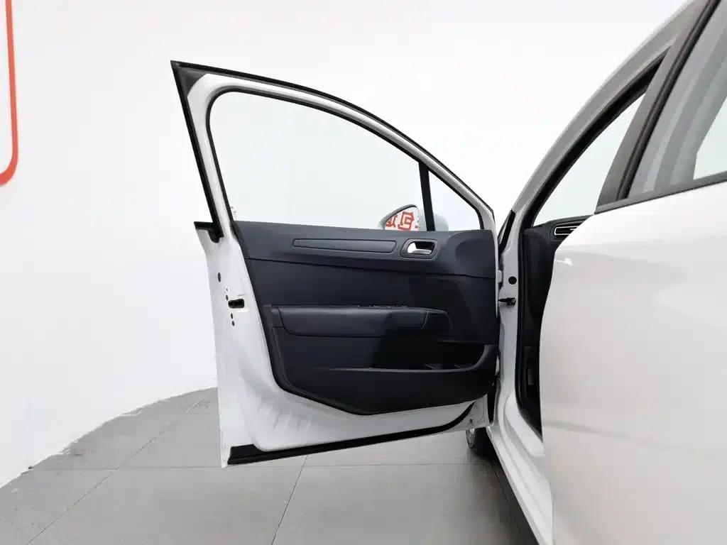 Citroën C4 Sega 2016 1.6L Manual Comfort Edition — миниатюра 8