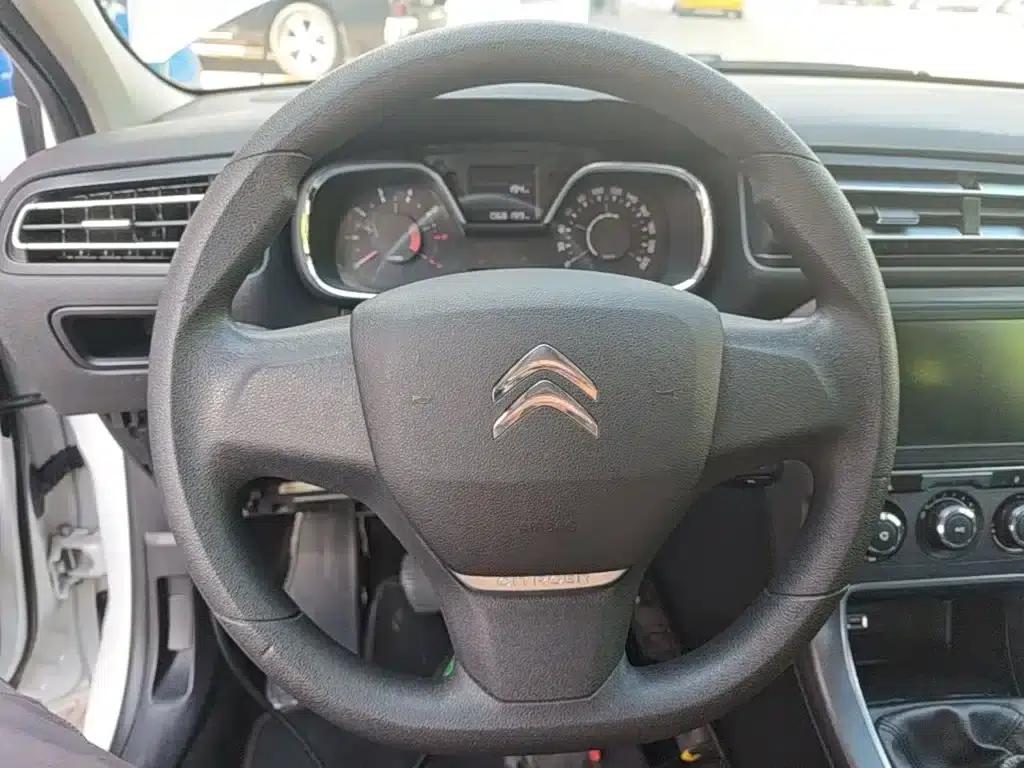 Citroën C4 Sega 2016 1.6L Manual Comfort Edition — миниатюра 12