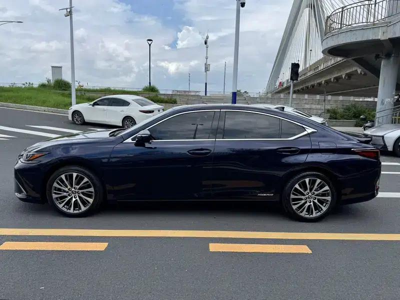 Lexus ES 2020 300h Premium Edition — миниатюра 4