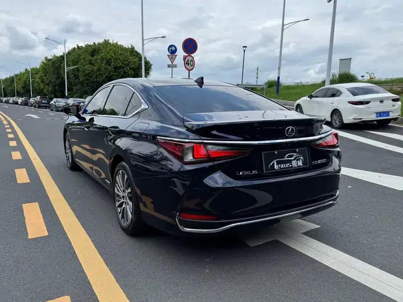 Lexus ES 2020 300h Premium Edition — миниатюра 5