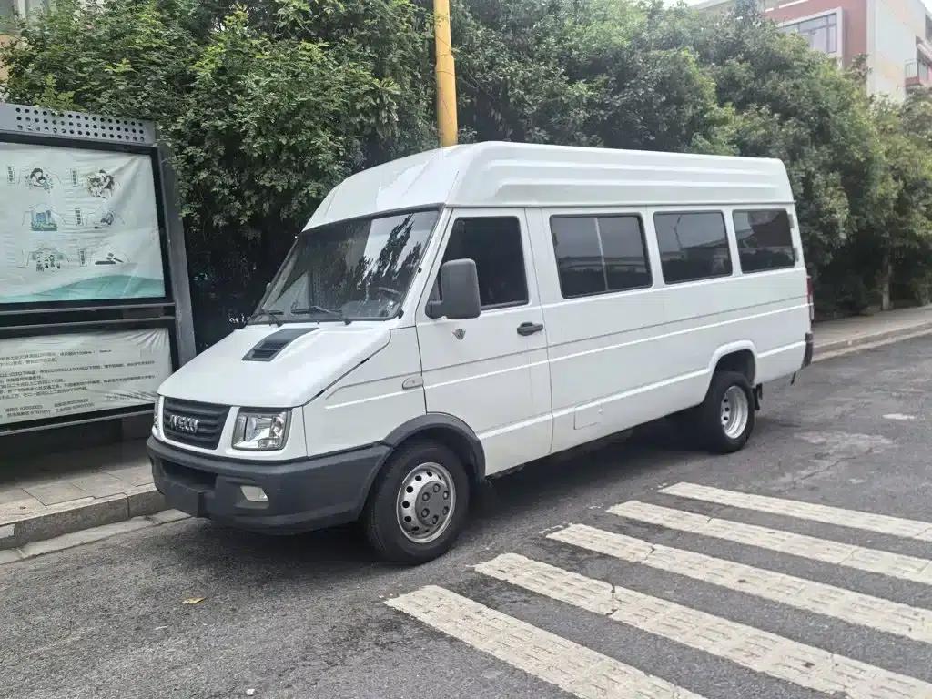 Iveco DeYi 2020 2.5T A40 Bus with Dual Tires, Mid-Roof, 5-9 Seats, National V Emission Standard — миниатюра 2