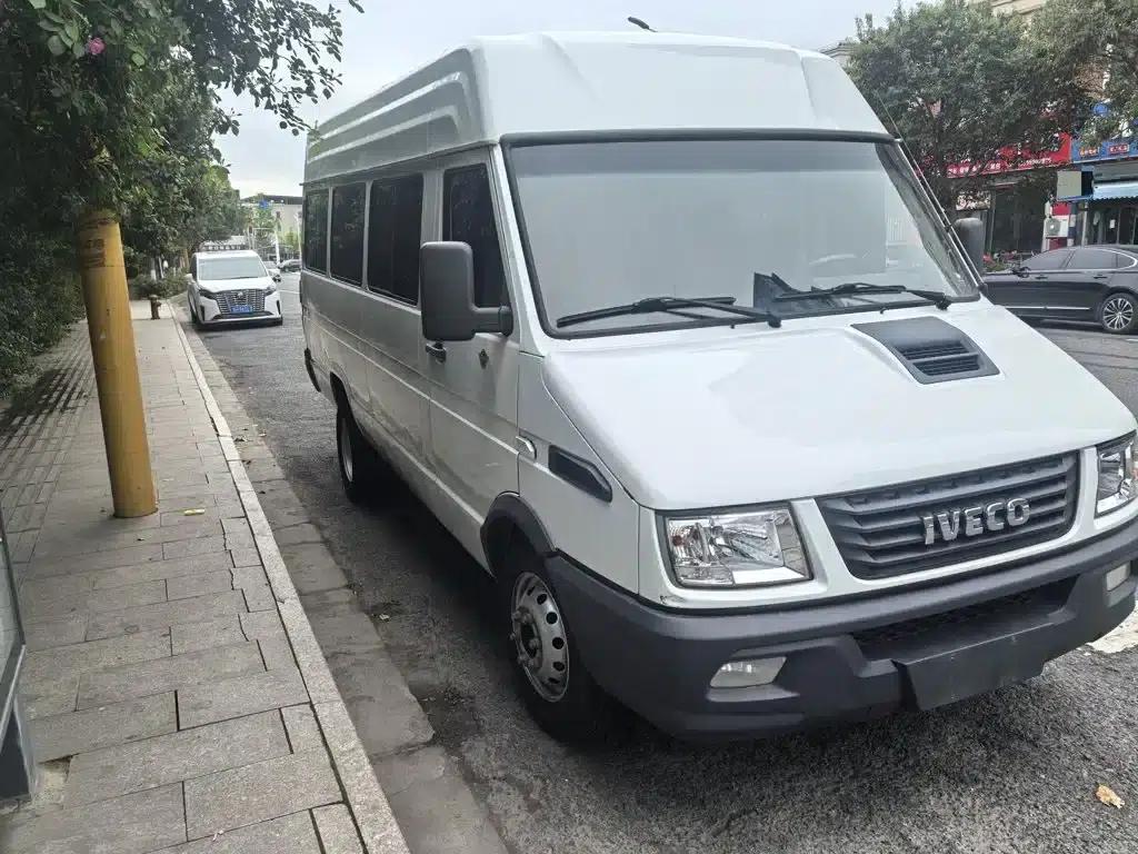 Iveco DeYi 2020 2.5T A40 Bus with Dual Tires, Mid-Roof, 5-9 Seats, National V Emission Standard — миниатюра 3