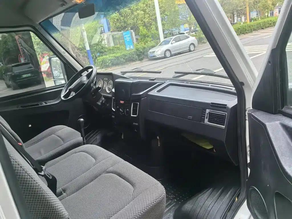 Iveco DeYi 2020 2.5T A40 Bus with Dual Tires, Mid-Roof, 5-9 Seats, National V Emission Standard — миниатюра 4