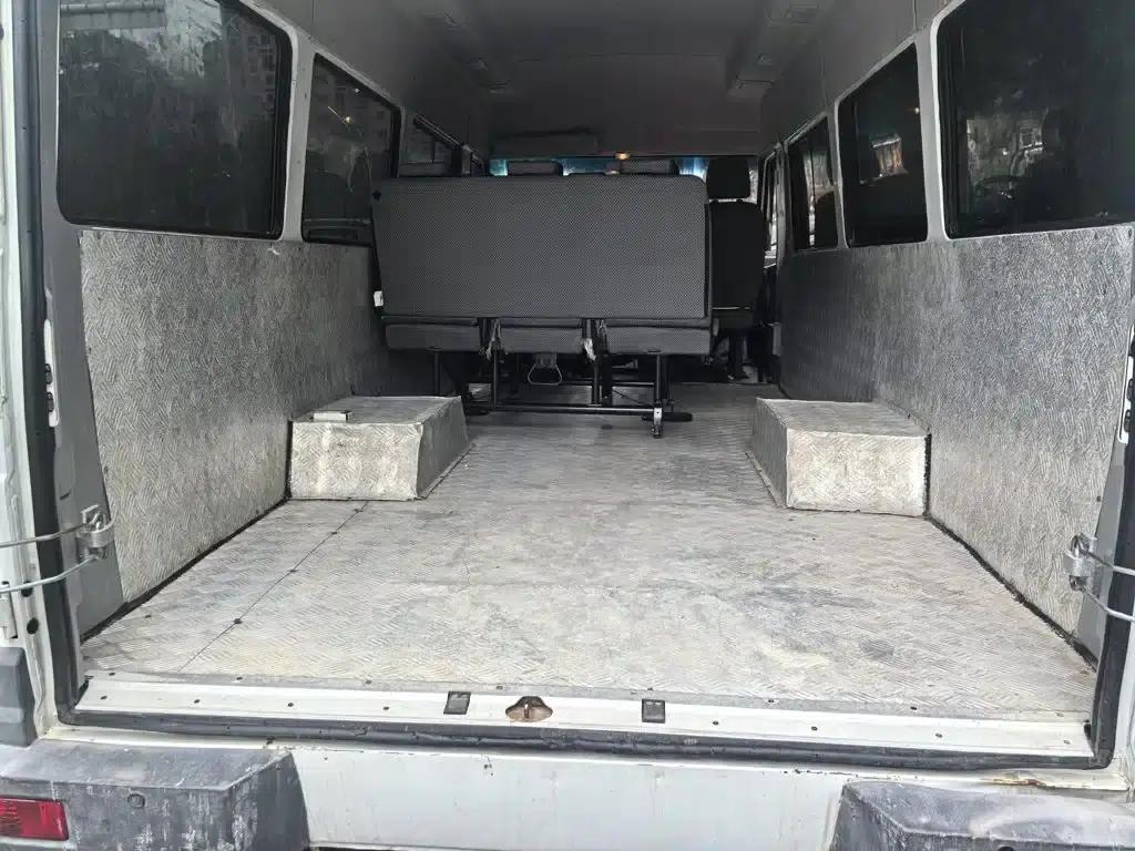 Iveco DeYi 2020 2.5T A40 Bus with Dual Tires, Mid-Roof, 5-9 Seats, National V Emission Standard — миниатюра 6