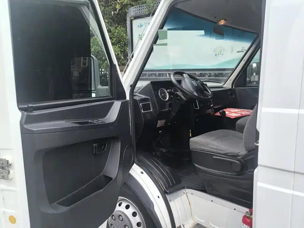 Iveco DeYi 2020 2.5T A40 Bus with Dual Tires, Mid-Roof, 5-9 Seats, National V Emission Standard — миниатюра 7