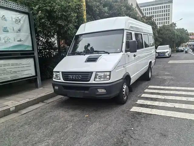 Iveco DeYi 2020 2.5T A40 Bus with Dual Tires, Mid-Roof, 5-9 Seats, National V Emission Standard