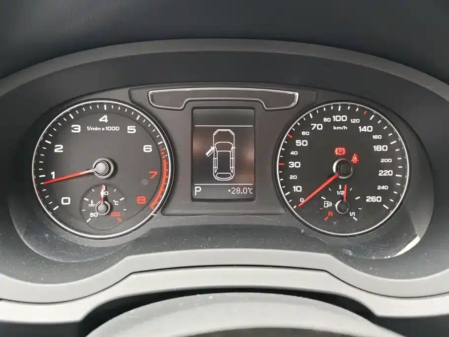 Audi Q3 2018 30th Anniversary Edition 30 TFSI Fashion Model — миниатюра 14